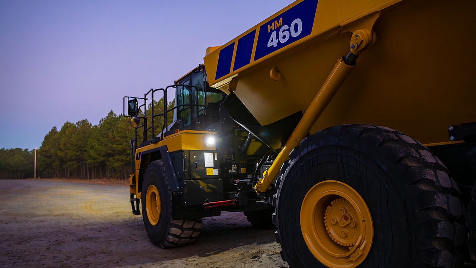 komatsu_hm460_horizontal_03_1600x900